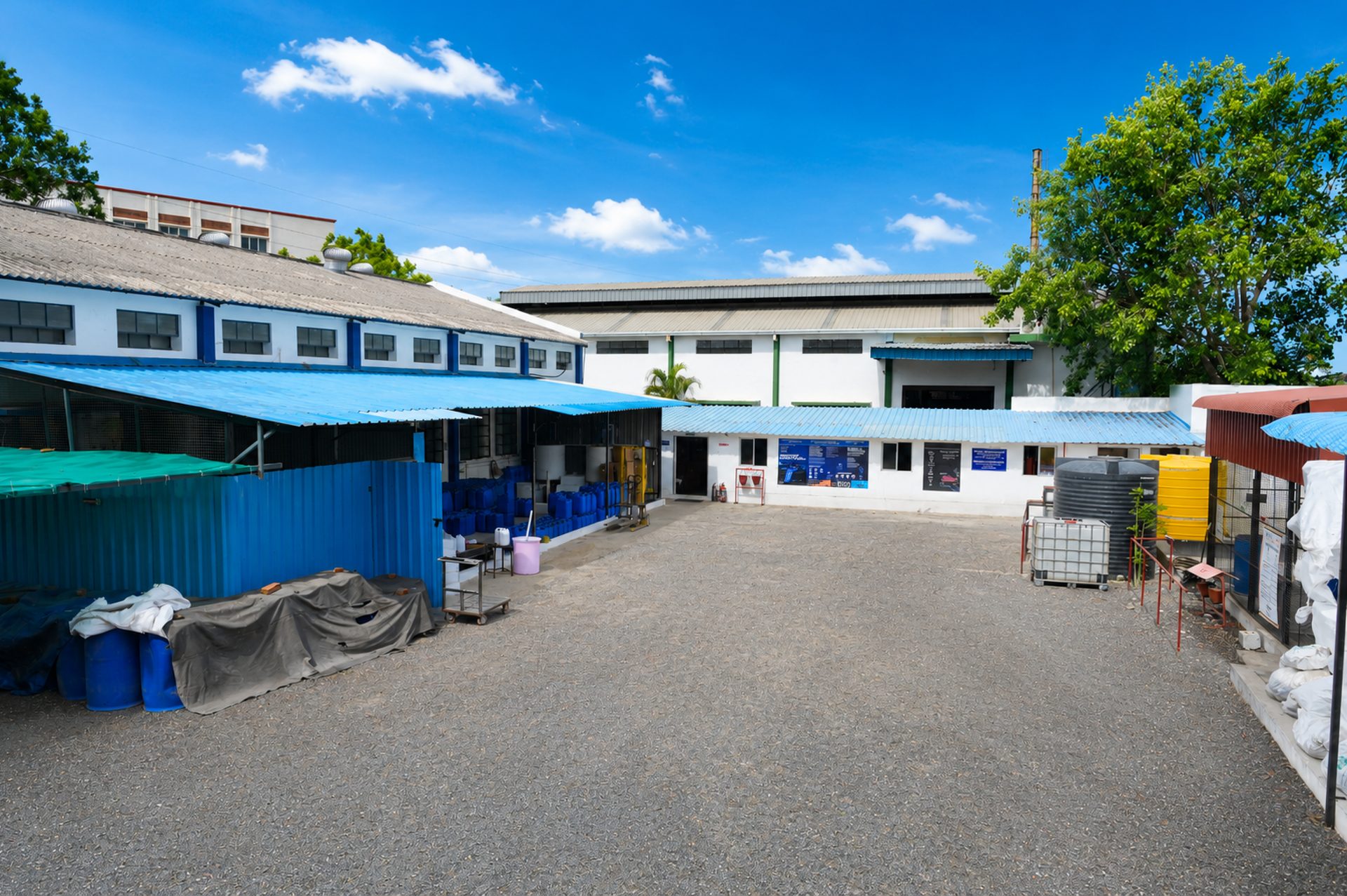 Raw material storage yard between warehouse blocks